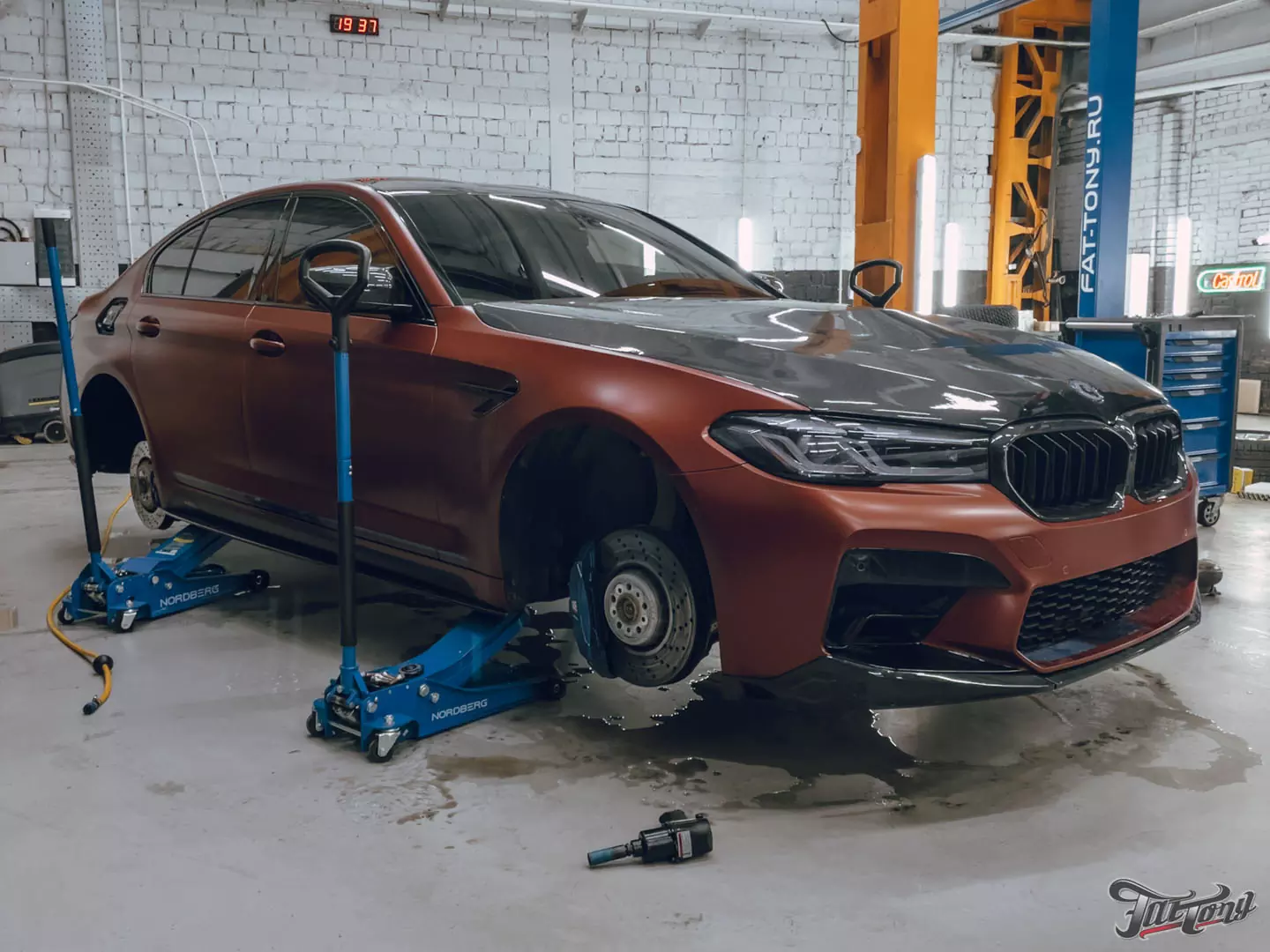 Фирменный шиномонтаж на стендах Hunter для BMW 5